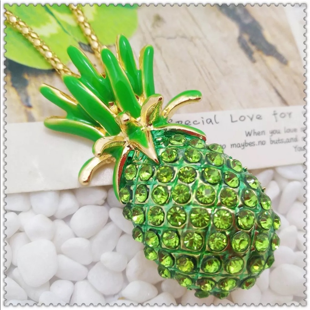 NWT green pineapple 🍍 crystal rhinestone necklace - Picture 3 of 7